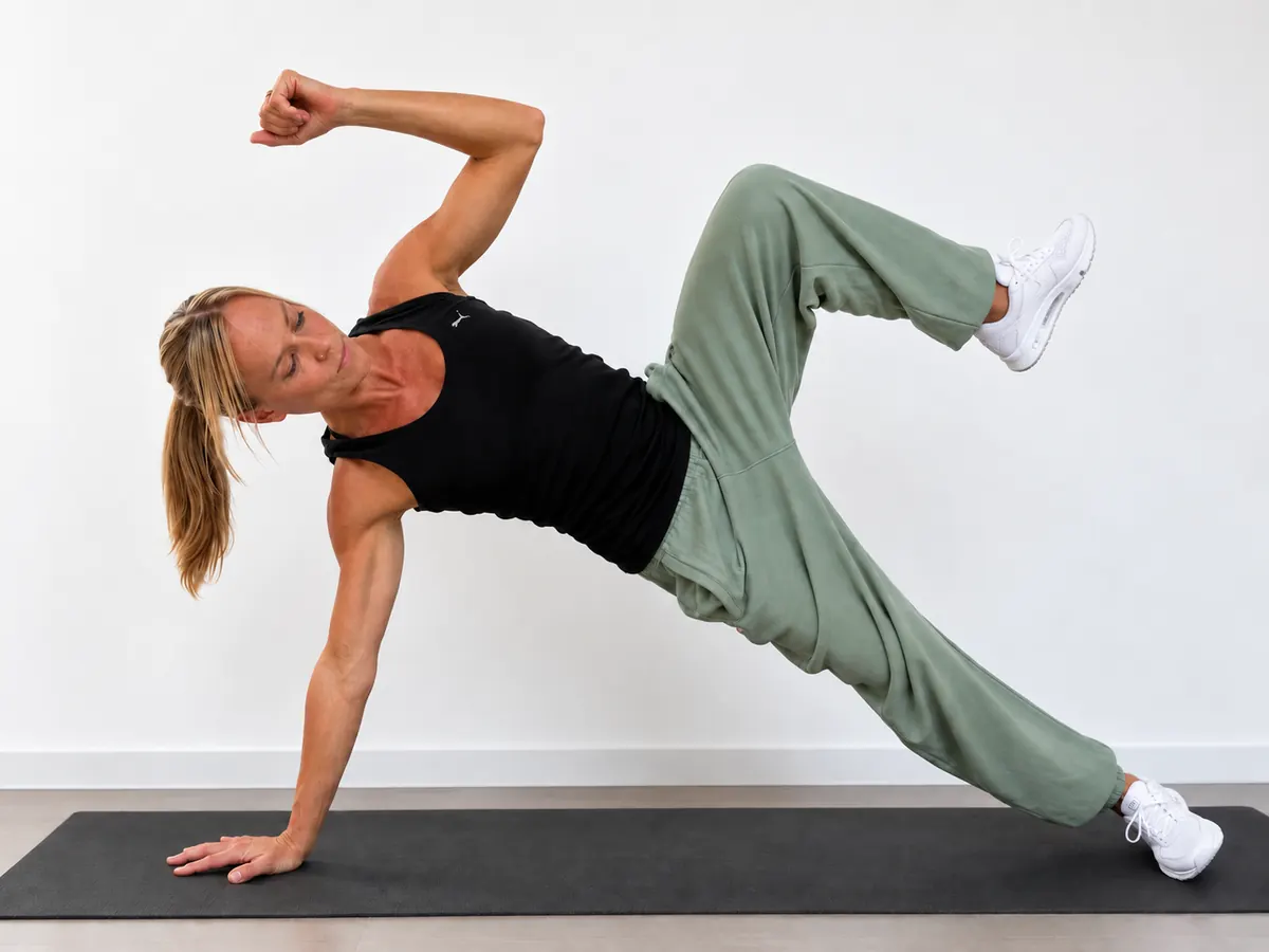 Dynamische Seitstütz-Variante auf der Yogamatte