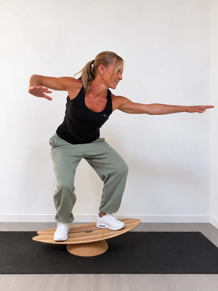 Simone Grässlin balanciert in Surf-Haltung auf einem Balance-Board